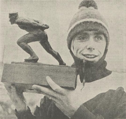 Dag Fornæss med statuetten, fra Arbeiderbladet