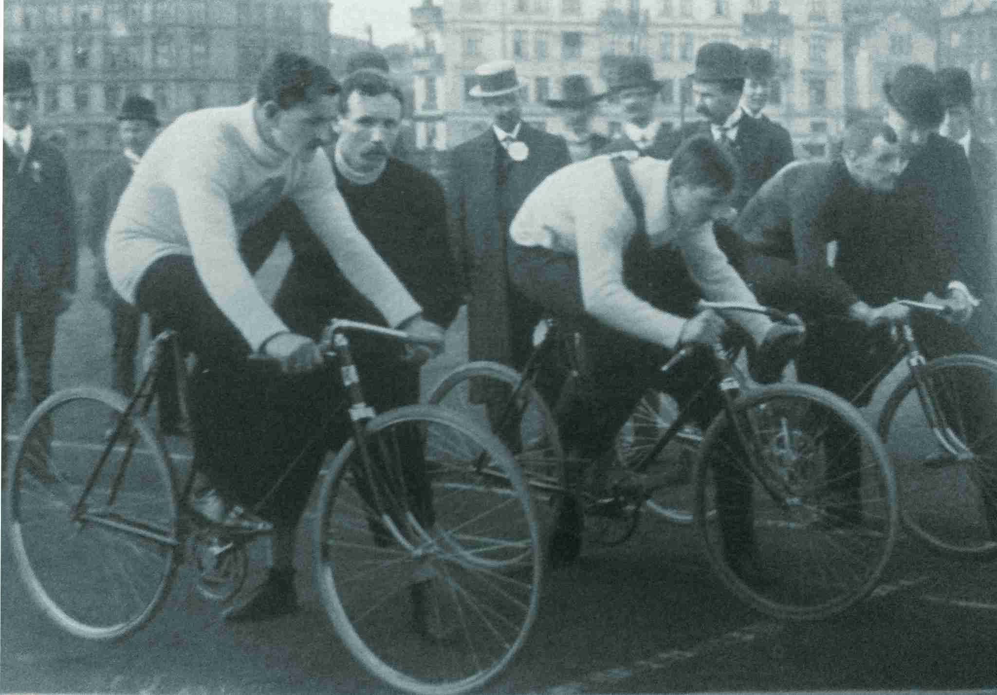 Oscar Mathisen, Stener Johannessen and Jul Hansen on the starting line at Bislett.